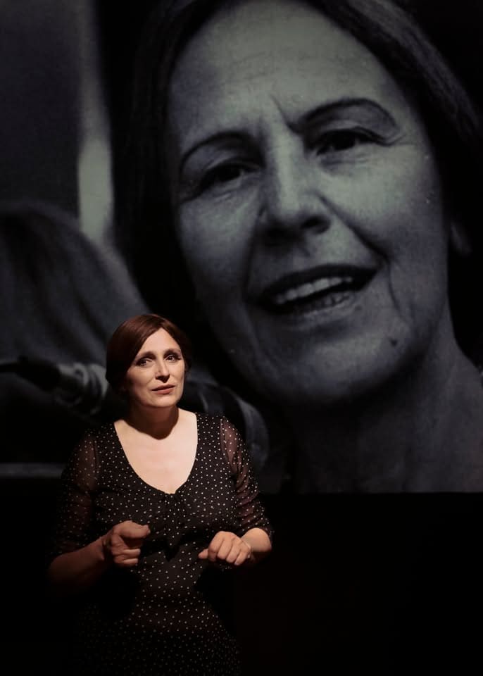 Nilde: una donna della Repubblica del Teatro dell’Orsa a Medicina (BO) Potrebbe essere un'immagine raffigurante una o più persone