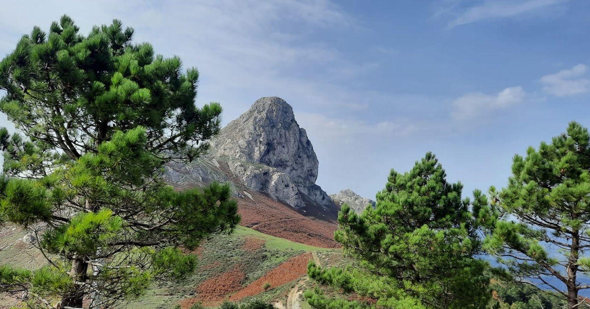 PELORITANI TRA STORIA E LEGGENDA Potrebbe essere un'immagine raffigurante montagna, le Tre Cime di Lavaredo e albero