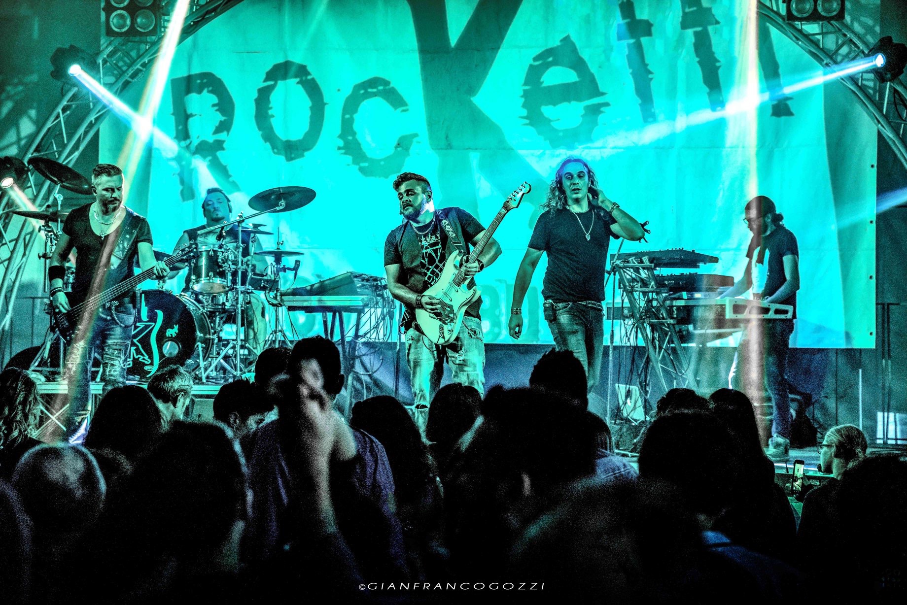 Pink Devil Barengo No-RocKetti band Live Potrebbe essere un'immagine raffigurante folla e il seguente testo "pocke eHa e GIANFRANCOGOZZI"