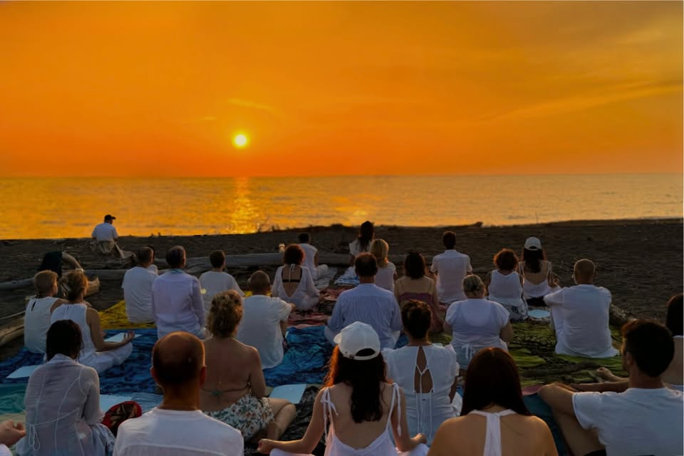 Ritiro in Toscana con Nitya & Ninad – La tua Vera Natura Potrebbe essere un'immagine raffigurante una o più persone, persone che fanno yoga e folla