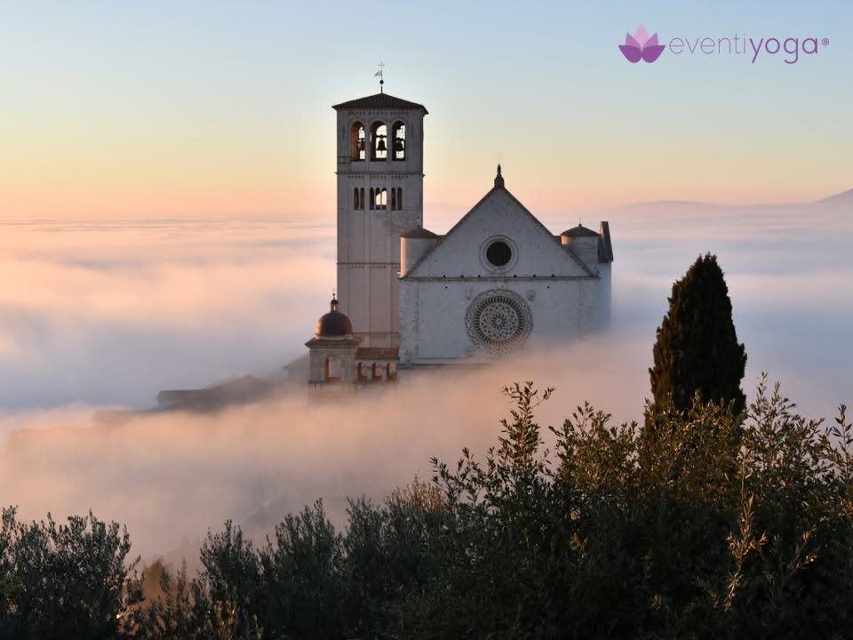 Ritiro Yoga di Pasqua | Gubbio e Assisi Potrebbe essere un'immagine raffigurante l'Arno, campanile e il seguente testo "eventiyoga®"