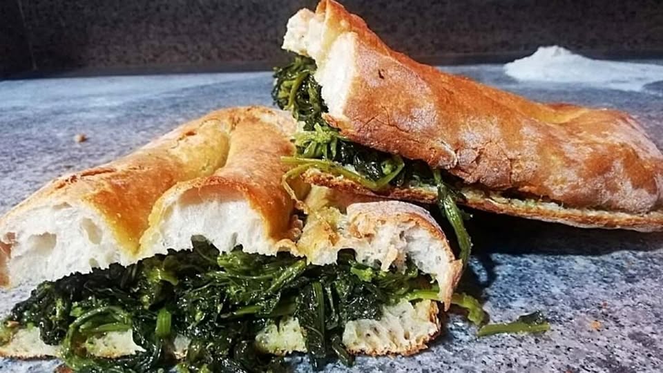 Sagra Falia e Broccoletti. Priverno (LT) Potrebbe essere un'immagine raffigurante bietola e baguette