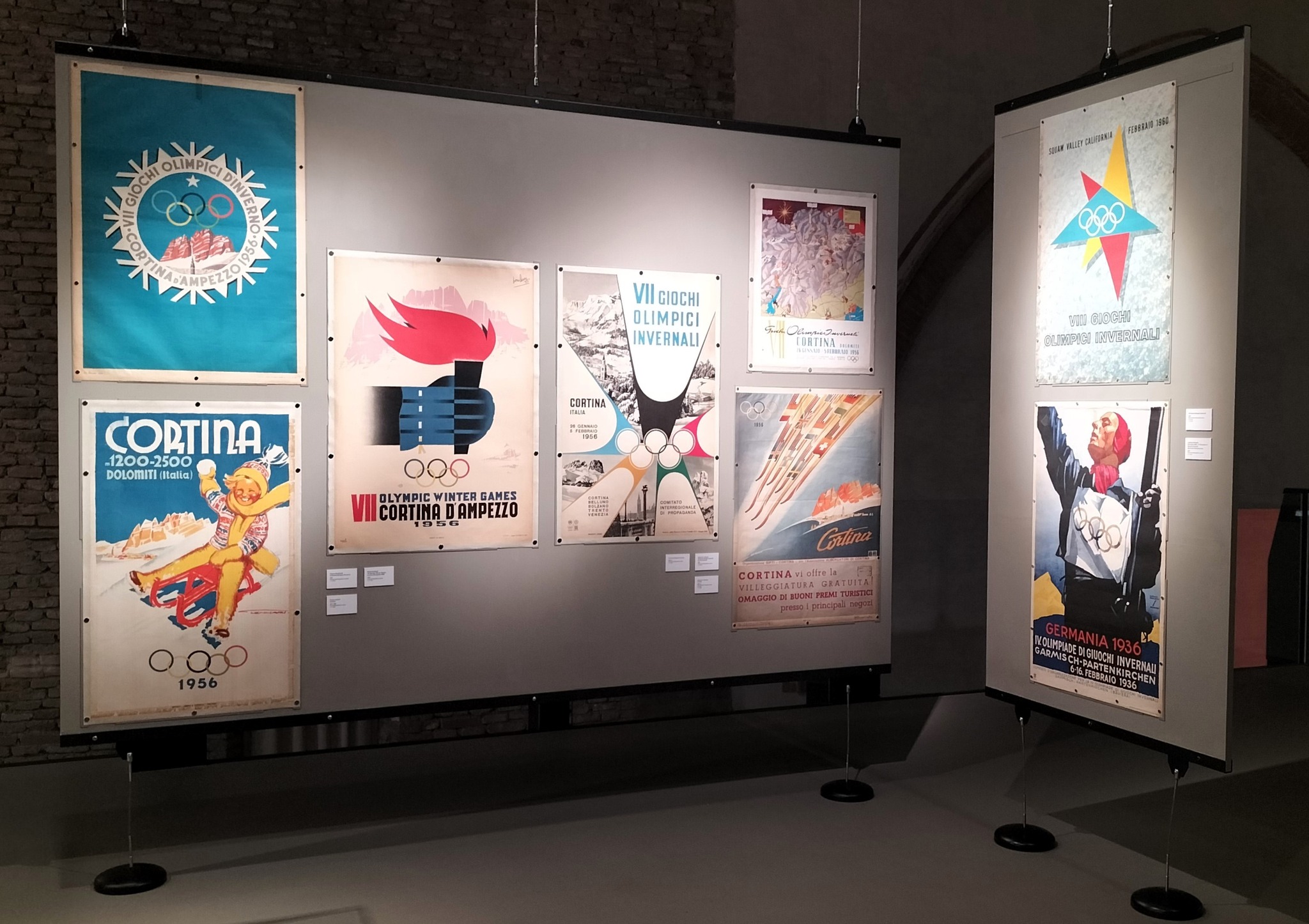 Tra manifesti e vette innevate: percorsi guidati alla mostra “Un magico inverno” Potrebbe essere un contenuto di pop art raffigurante testo