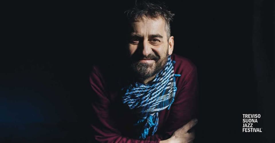 TRACCE DI JAZZ – FRANCESCO BEARZATTI SOLO Potrebbe essere un'immagine raffigurante una o più persone, barba, persone che sorridono e il seguente testo "TREVISO SUONA JAZZ FESTIVAL"
