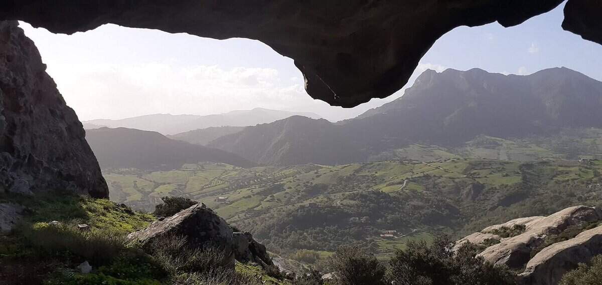 Trame e Ricami d’Incanto tra le Gole del San Paolo e la Grotta San Jeiunio. Potrebbe essere un'immagine raffigurante montagna