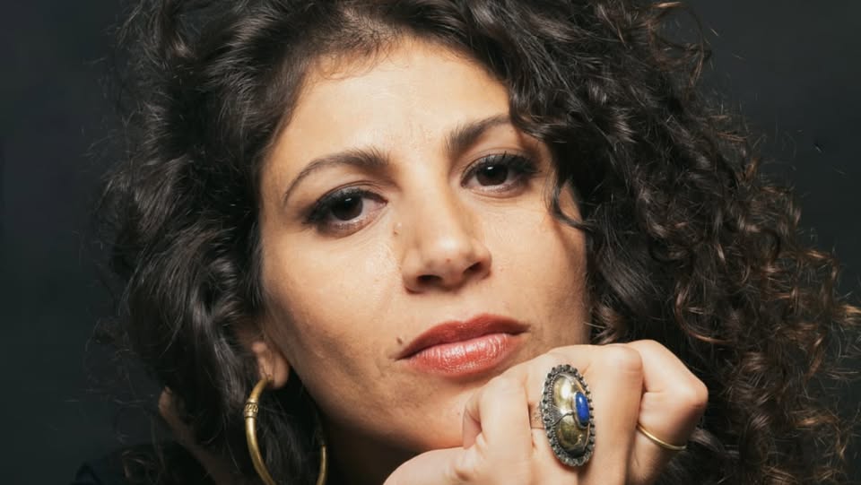 Potrebbe essere un'immagine raffigurante una o più persone e gioielli