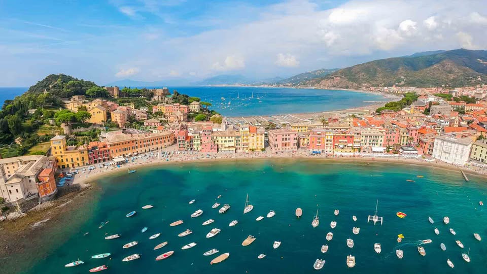 Vacanza Yoga e Ayurveda al Mare in Liguria Potrebbe essere un'immagine raffigurante Camogli