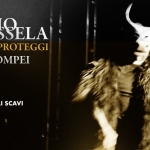 Vinicio Capossela · Ovunque Proteggi · Live at Pompei Potrebbe essere un'immagine raffigurante il seguente testo "CA'SISELA VINICIO SSELA OVUNQUE PROTEGGI LIVE AT POMPEI 13 LUGLIO 2026 ANFITEATRO DEGLI SCAVI IMARTS . Lackas 。 e"