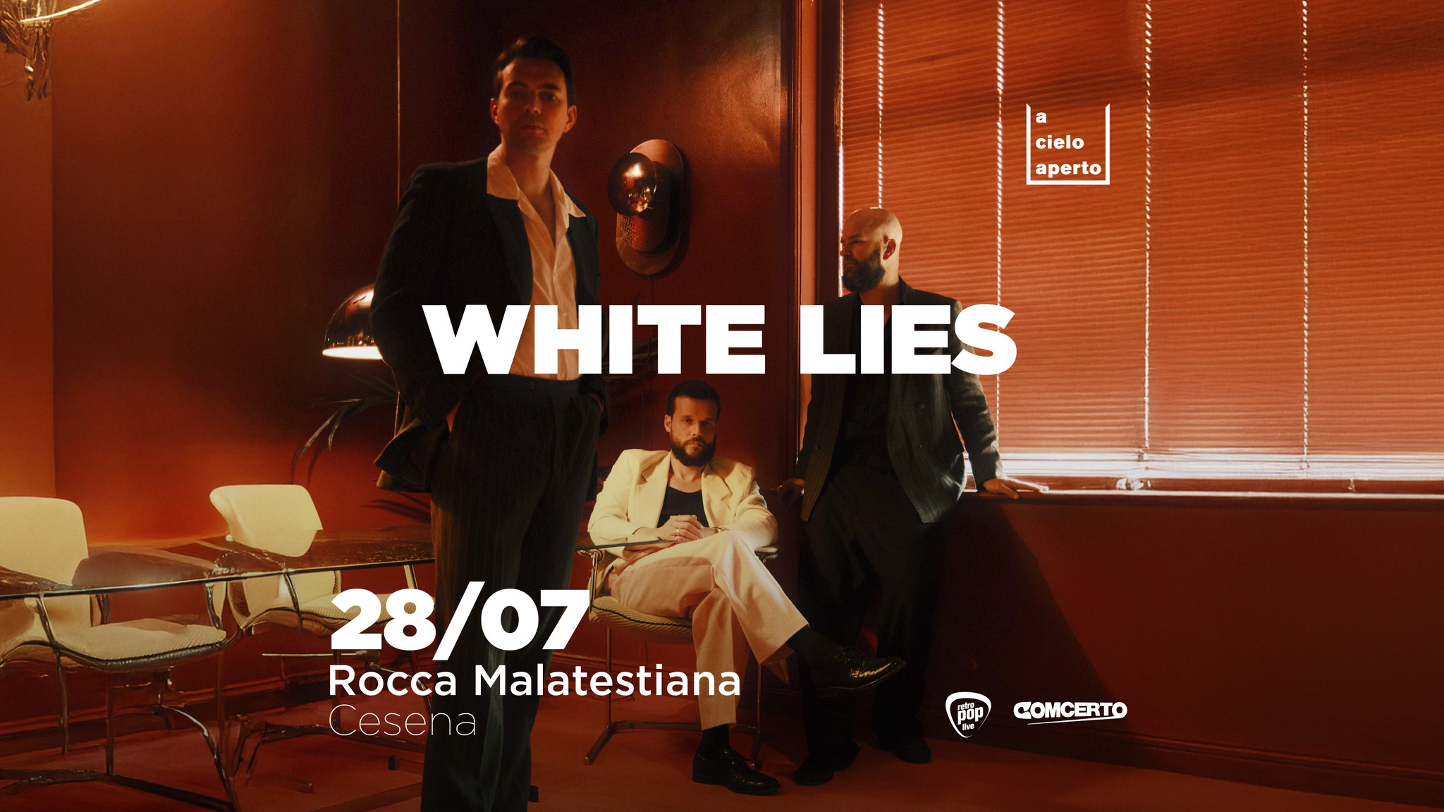 White Lies / acieloaperto festival Potrebbe essere un'immagine raffigurante il seguente testo "a cielo aperto WHITE LIES 28/07 RoccaMalatestiana Rocca Malatestiana Cesena Pop M COMCERTO"