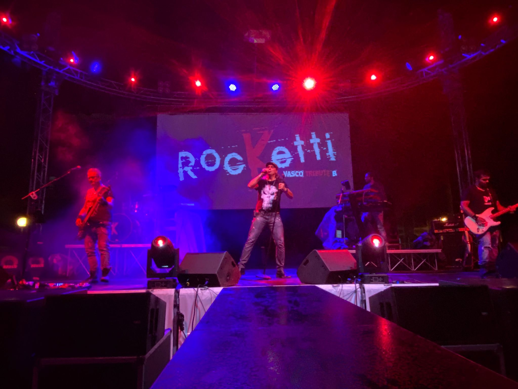 Wood Gaglianico BI-RocKetti Band Live Potrebbe essere un'immagine raffigurante altoparlante e testo