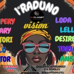 Potrebbe essere un contenuto di pop art raffigurante il seguente testo "SABATO 2 MAGGIO 2026 P vision TPRADUNO D PLANET PERY PMO PRD:부UN IUNH LODA FARY LELLI FATTORI DESIREE LOLLO TURIACO VICTOR ANG ANGIOLINO NO vision NETTUND UNO ViaGiusti21 sti21 me (PD) live PLANET"