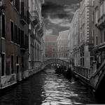 A S’passo tra le Streghe di Venezia ad Halloween Potrebbe essere un'immagine in bianco e nero raffigurante l'Arno