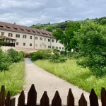 Achtsamkeit und Zeichnen im Einklang im Kloster Neustift Brixen, Südtirol Potrebbe essere un'immagine raffigurante Castello di Eltz
