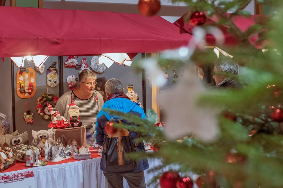 Evento Artigiani a Bosentino, il Mercatino di Natale 31a edizione Locandina Artigiani a Bosentino, il Mercatino di Natale 31a edizione - da sabato 5 dicembre - martedì 8 dicembre 2026 ore 10:00 ore 19:00