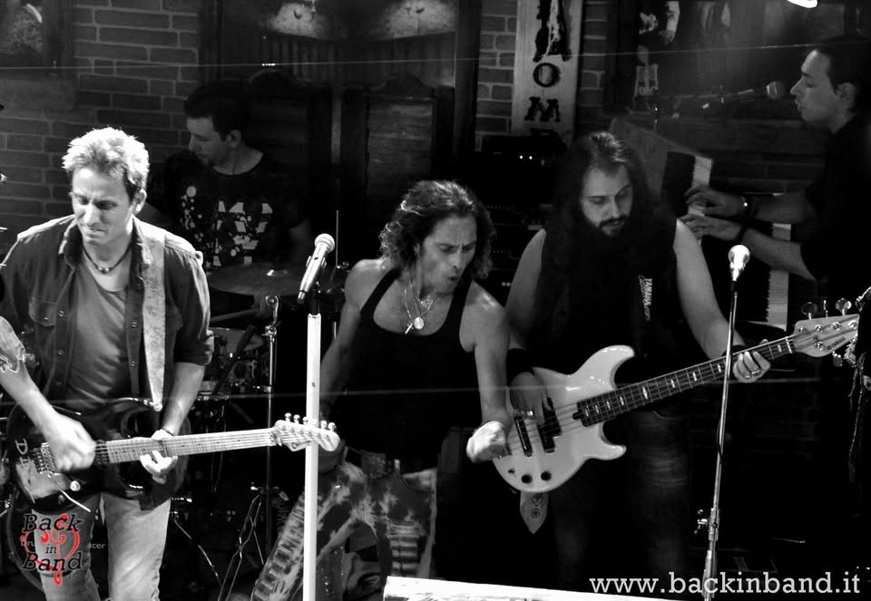 BMB live @ Arizona 66 – Palazzo Pignano (CR) Potrebbe essere un'immagine raffigurante chitarra e il seguente testo "P MHAWNA www www.backinband.it"