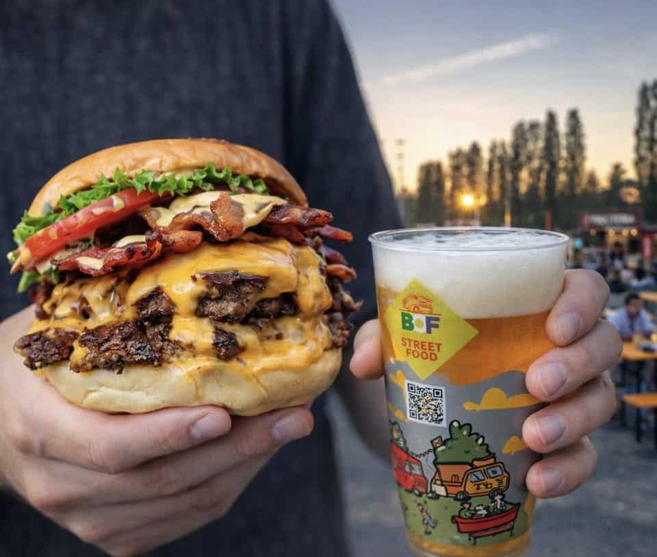 Potrebbe essere un'immagine raffigurante birra, hamburger e il seguente testo "BOF STREET FOOD 7용등탐T OOD"
