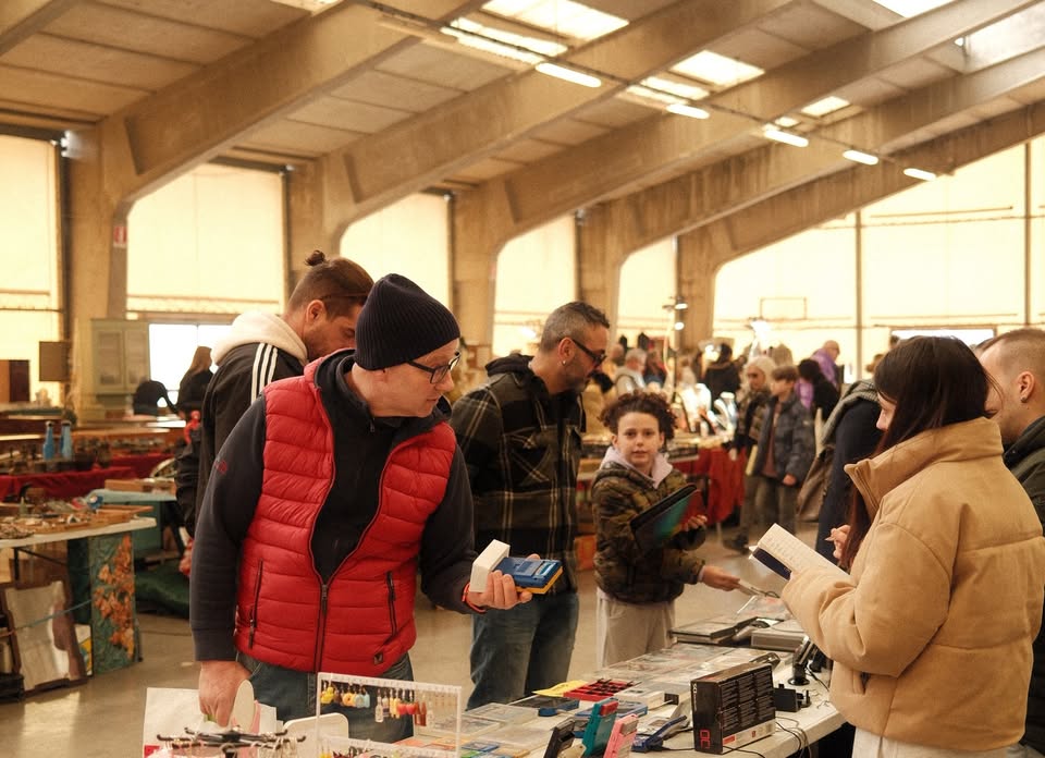 Caccia all’Affare – Fiera del Vintage e dell’Usato Potrebbe essere un'immagine raffigurante una o più persone, strada, folla e edicola