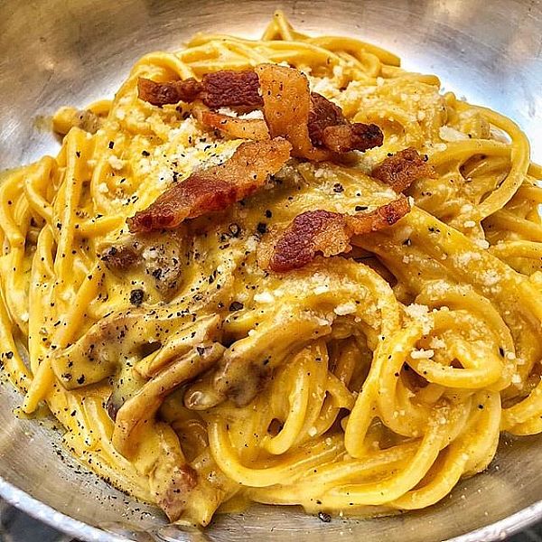 Potrebbe essere un'immagine raffigurante tuorlo d'uovo e pasta