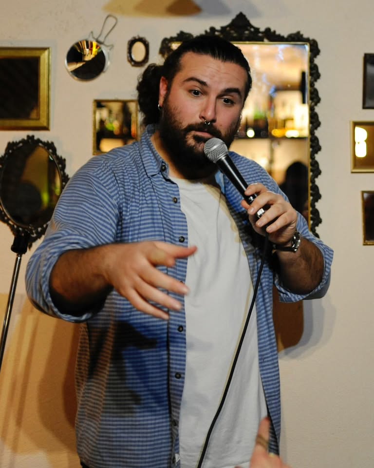 CARLO MARONGIU – Spettacolo di Stand Up Comedy Potrebbe essere un'immagine raffigurante una o più persone e barba