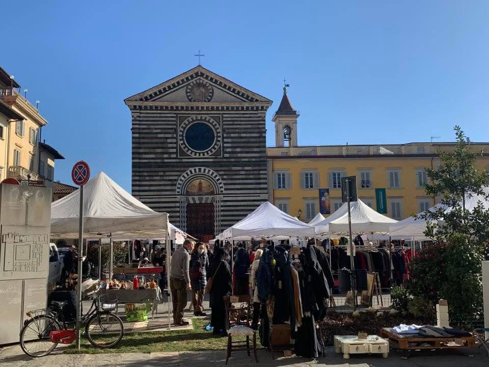 Potrebbe essere un'immagine raffigurante Piazza di Spagna e testo