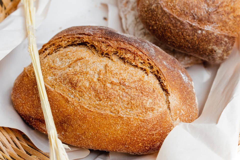 Corso pratico di panificazione a Cittadella (PD) Potrebbe essere un'immagine raffigurante baguette e pane nero