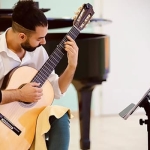 Emanuele Gramisci Potrebbe essere un'immagine raffigurante pianoforte, chitarra e violino