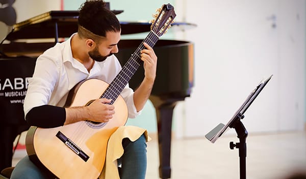 Potrebbe essere un'immagine raffigurante pianoforte, chitarra e violino