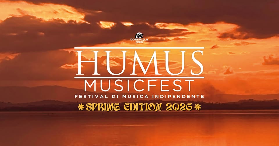 HUMUS SPRING EDITION 2026 Potrebbe essere un'immagine raffigurante il seguente testo "DOREMILLA FRESENTA HUMUS MUSICFEST FESTIVAL DI MUSICA NDIPENDENTE SPBING EDITION 2026"