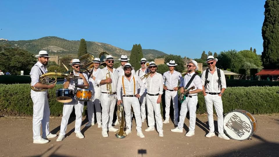 Potrebbe essere un'immagine raffigurante pantaloni, clarinetto e tromba