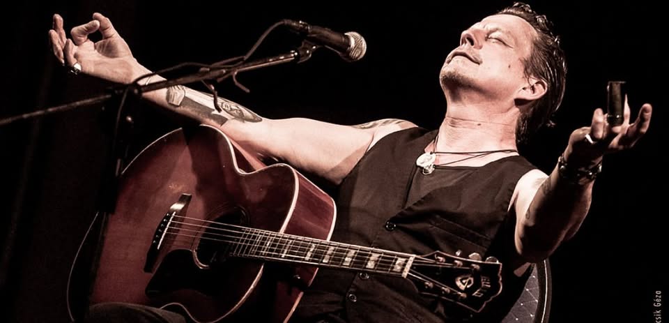 IAN SIGAL & THE GOOSEBUMPS BROS Potrebbe essere un'immagine raffigurante chitarra
