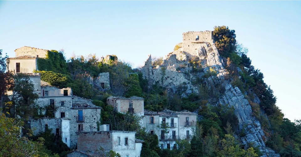 Evento Il borgo fantasma di Buonanotte ed escursione nel bosco Locandina Il borgo fantasma di Buonanotte ed escursione nel bosco - da domenica 29 marzo - domenica 6 dicembre 2026 ore 09:30 ore 13:30