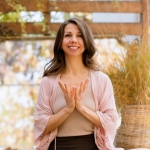 IL CANTO DI KABIR | Yoga e Tantra | Ritiro in Toscana Potrebbe essere un'immagine raffigurante yoga