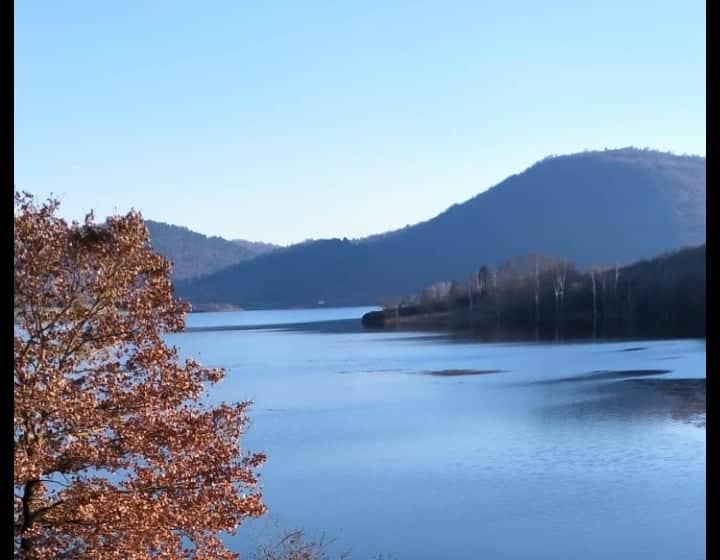 📍Il Lago di Canterno con Nomos Trek🌊 Potrebbe essere un'immagine raffigurante lago, montagna e natura
