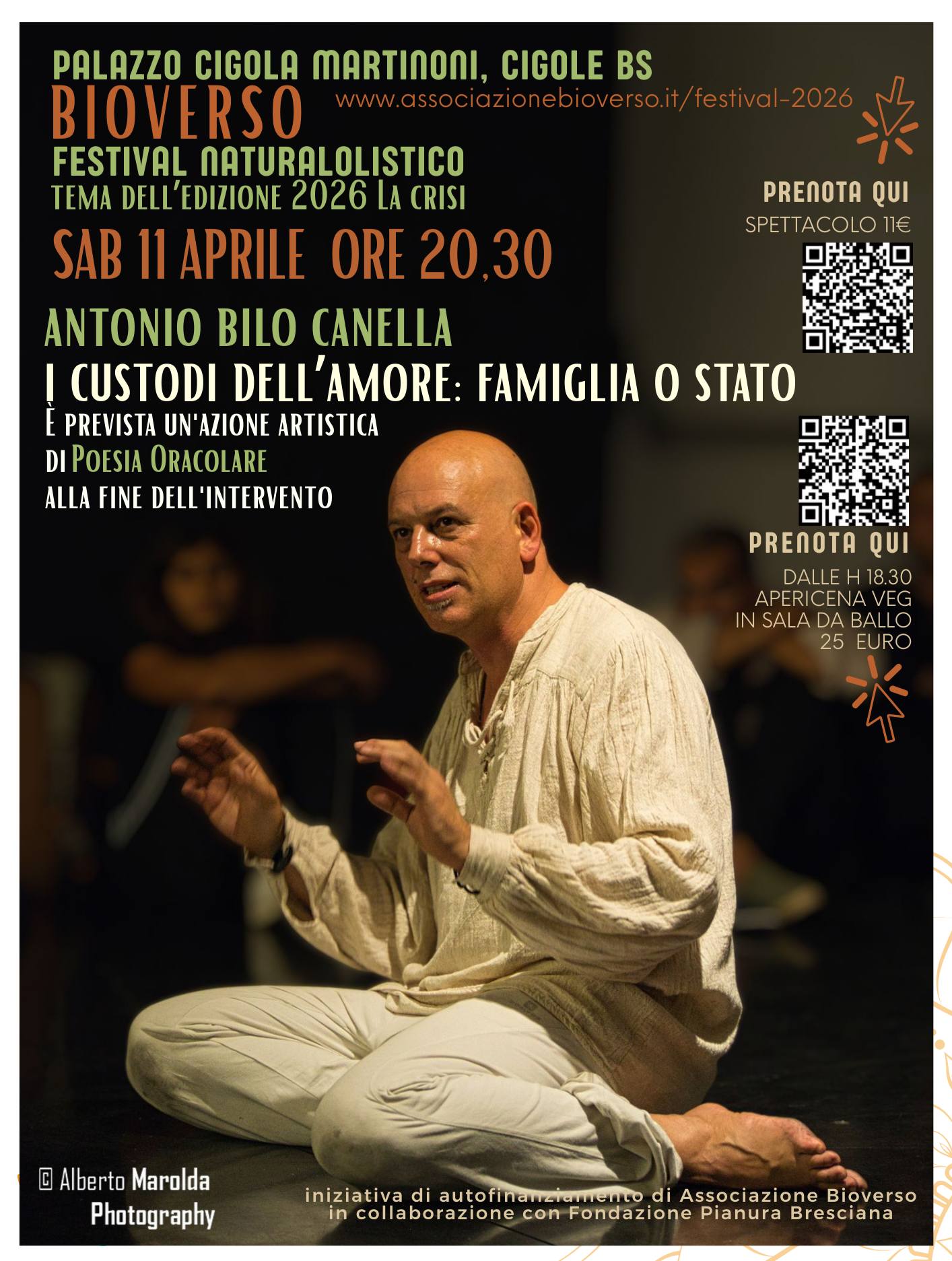 La Crisi – I custodi dell’amore: famiglia o stato? Potrebbe essere un'immagine raffigurante il seguente testo "PALAZZO CIGOLA MARTINONI, CIGOLE BS BIOVERSO overso.it/ festival- FESTIVAL NATURALOLISTICO TEMA DELL DELL'EDIZIONE 2026 LA CRISI SAB 11 APRILE ORE 20,30 ANTONIO BILO CANELLA CUSTODI DELL' AMORE: FAMIGLIA 0 STATO PREVISTA UN'AZIONE ARTISTICA DI POESIA ORACOLARE ALLA FINE DELL 'INTERVENTO PRENOTA QUI SPET TACOLO PRENOTA QUI DALLE 18.30 APERICENAVEG APERICENA INSALADABALLO IN NSALA BALLO 25 EURO AlbertoMarolda Alberto Marolda Photography iniziativa di autofinannzsiamento di Associazione Bioverso in collaborazione con Fondazione Pianura Bresciana"
