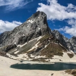 Lago Volaia: cuore d’acqua cristallina tra Italia e Austria Potrebbe essere un'immagine raffigurante montagna, le Tre Cime di Lavaredo e lago