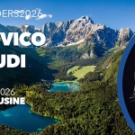 LUDOVICO EINAUDI – SOLO PIANO at No Borders Music Festival – Laghi di Fusine Potrebbe essere un'immagine raffigurante il seguente testo "#NOBORDERS2026 LUDOVICO EINAUDI SOLO PIANO 19 LUGLIO 2026 LAGHI DI FUSINE H 14:00 DE Hi"