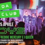 Movida Live Club w/ TOYS – Tributo a Freddie Mercury e Queen Potrebbe essere un'immagine raffigurante giocattolo e il seguente testo "M VIDA CLUB ដី PLASNAEE L0 FLASH MOVIDA LIVE CLUB SABATO 25 APRILE פשםחר TRIBUTO A FREDDIE MERCURY E QUEEN GODITI IL CONCERTO CENANDO CON TAVOLO RISERVATO OPPURE ENTRANDO DOPOCENA CON INGRESSO GRATUITO"