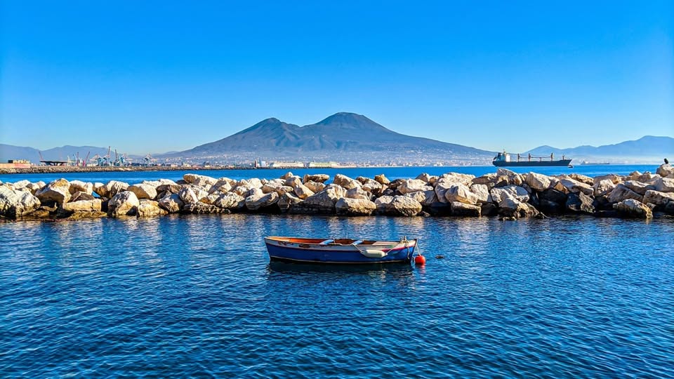 Napoli – Capri – Pompei Potrebbe essere un'immagine raffigurante barca e Camogli
