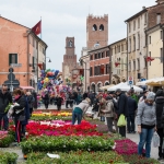 Noale in Fiore – Mostra mercato florovivaistico, giardinaggio, hobbismo e molto altro ancora Potrebbe essere un'immagine raffigurante una o più persone, Camogli e l'Arno