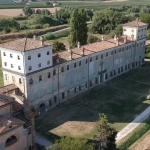 Potrebbe essere un'immagine raffigurante Castello di Bran e il Palazzo dei Papi