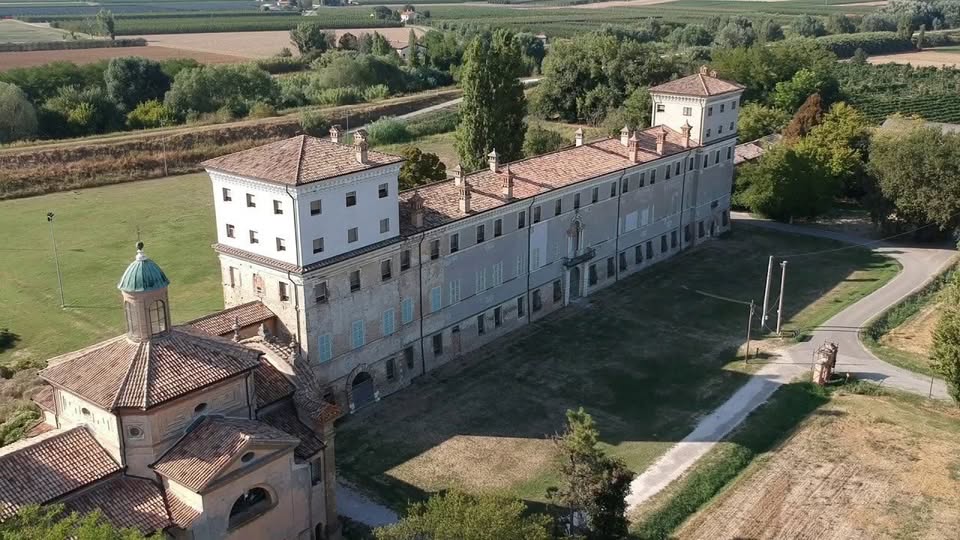 Palazzo San Giacomo di Russi: Storia, Arte e Leggende Barocche Potrebbe essere un'immagine raffigurante Castello di Bran e il Palazzo dei Papi