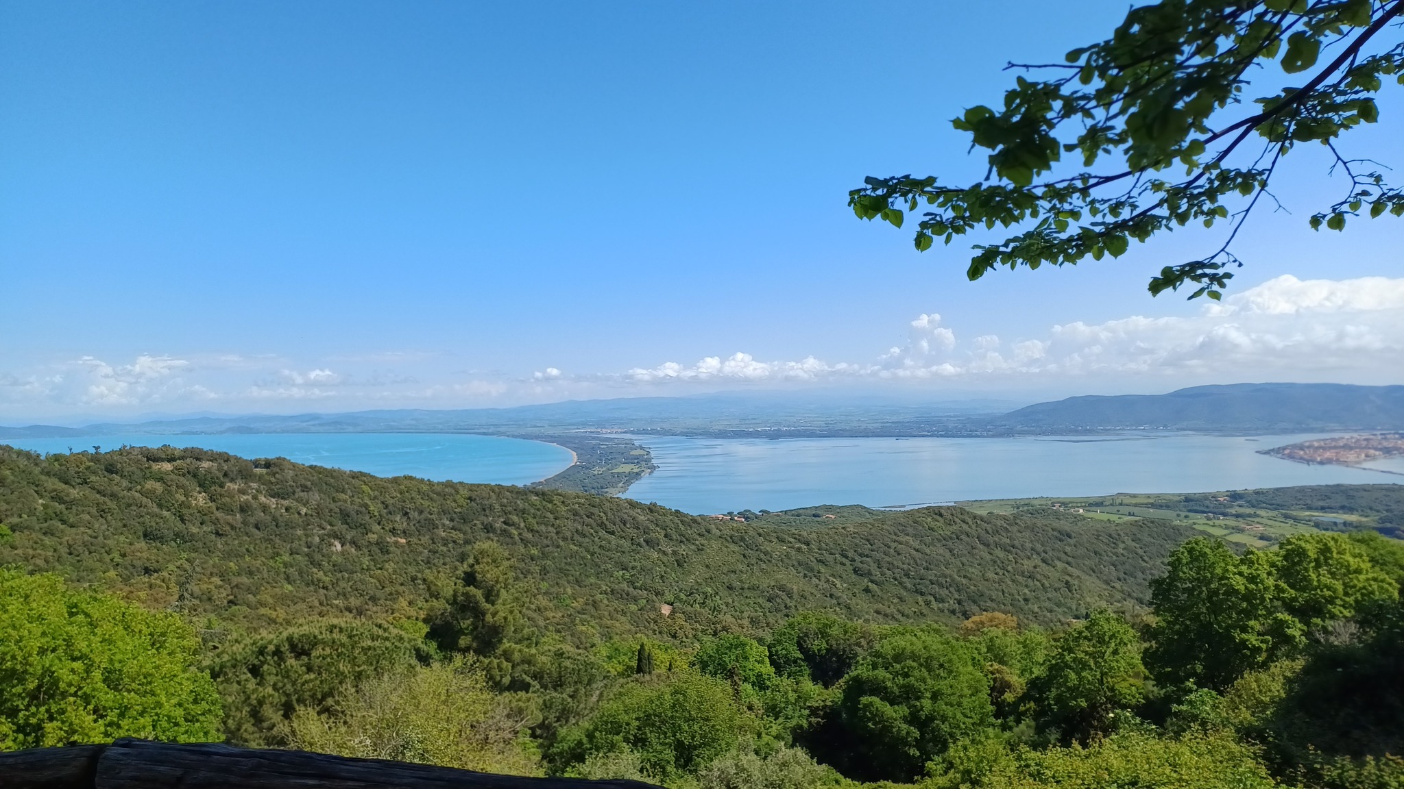 Potrebbe essere un'immagine raffigurante orizzonte, lago e montagna