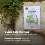 Presentazione Guida Salento km0 Potrebbe essere un disegno raffigurante il seguente testo "Leggimi LeggimilaPuglia la Puglia GUIDA SALENTO KMO beerar lanerari MiTH MinellaPugla nela Duch elaPuglameridione SALENTOKMO meridionale 3km0 Guida Salento Kmo Itinerari rurali nella Puglia meridionale domenica 15 marzo ore 17.00 Castello di Corigliano d'Otranto InfoPoint"
