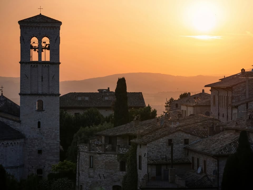 Ritiro Yoga, Natura e Spiritualità | Ponte 2 giugno Potrebbe essere un'immagine raffigurante le Cotswolds, campanile e l'Arno