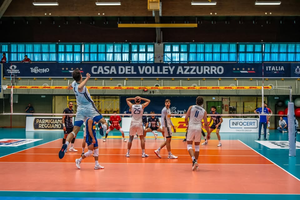 Testmatch Italia – Turchia Potrebbe essere un'immagine raffigurante pallavolo e il seguente testo "cembra TRENTINO -- B-Rpr ------ CASA DEL CASADELVOLLEYAZZURRO VOLLEY AZZURRO ITALIA ITALIA PARMIGIANC REGGIANO INFOCERT CERT TINEXTA GROUP"