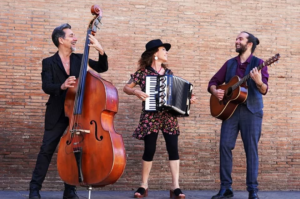 Traindeville – Serenata per Gabriella Ferri Potrebbe essere un'immagine raffigurante fisarmonica e violino