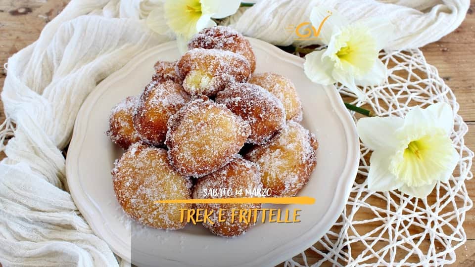 TREK E FRITTELLE Potrebbe essere un'immagine raffigurante macaroon al cocco, biscotto, crostata e zucchero a velo