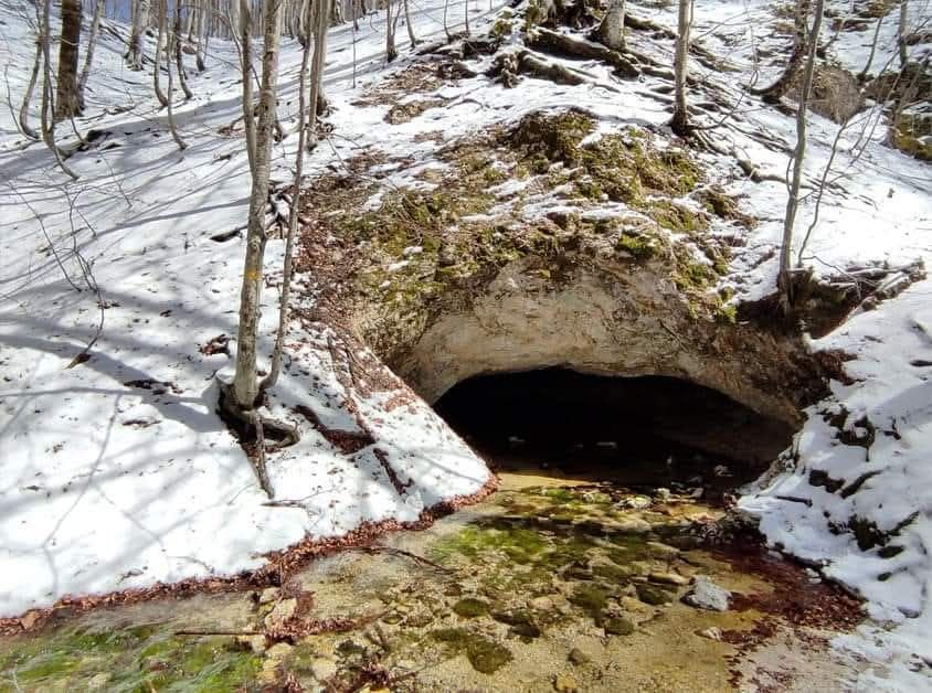 Trekking di Pasqua nel cuore del Parco: Val Fondillo e la grotta delle Fate Nessuna descrizione della foto disponibile.