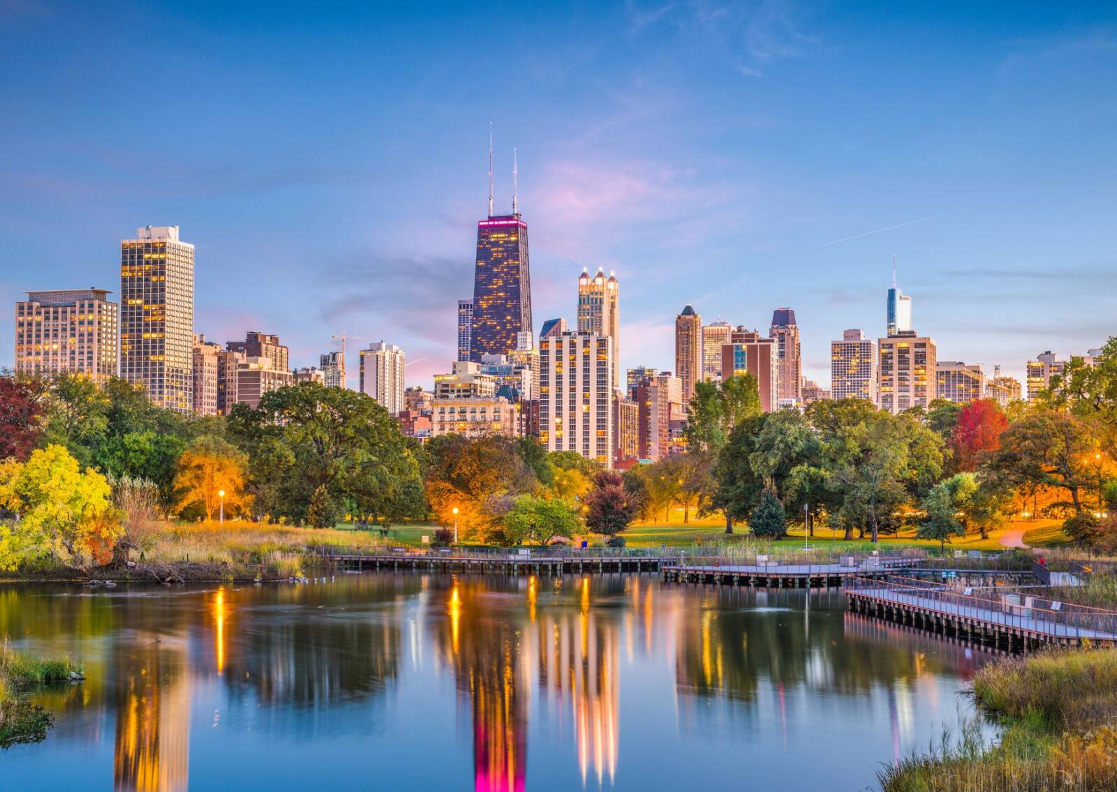 Trittico Americano: Boston, Chicago e le Cascate del Niagara Potrebbe essere un'immagine raffigurante Fontana di Buckingham, crepuscolo e grattacielo