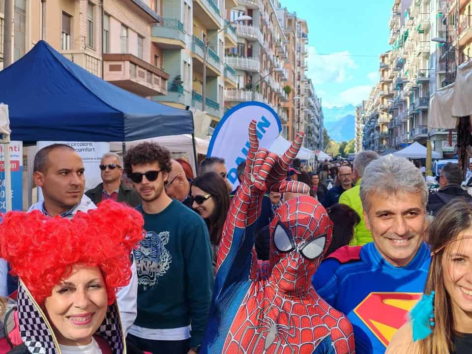 TUTTI I FRUTTI Potrebbe essere un'immagine raffigurante una o più persone, Superman, folla e il seguente testo "口ロ חזםי nti ama 81 circolare, comfor comfort mror CADUNO om"